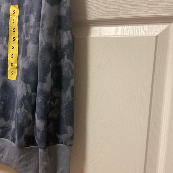 what ; gray camoflauge long sleeve for the winter or the gym anyone. ❤️🔥 - Picture 5 of 8